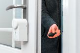 Die handliche Schlüsselbundfernbedienung ist die optimale Ergänzung zum Türschlossantrieb und öffnet die smarte Haustür ganz bequem per Knopfdruck. (Copyright: eQ-3 AG)